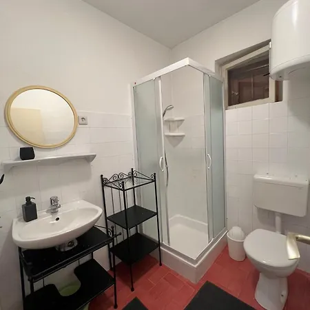 Apartments Baska Voda شقة